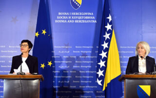 La Commissaria europea per l'allargamento e la politica di vicinato Marta Kos e la Presidente del Consiglio dei ministri della Bosnia ed Erzegovina Borjana Krišto © Unione Europea