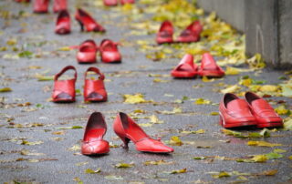 Scarpette rosse, simbolo della lotta alla violenza sulle donne© MikeDotta/Shutterstock