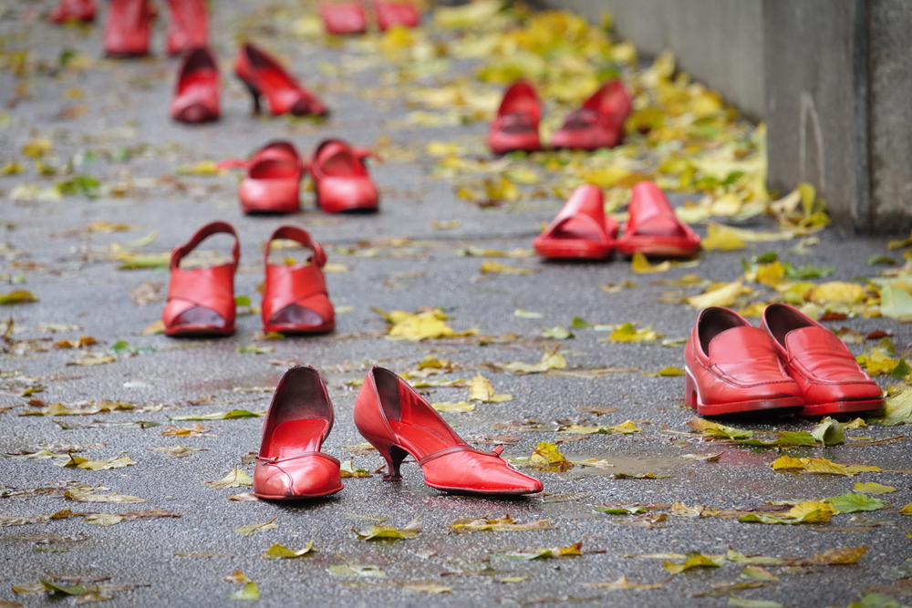 Scarpette rosse, simbolo della lotta alla violenza sulle donne© MikeDotta/Shutterstock