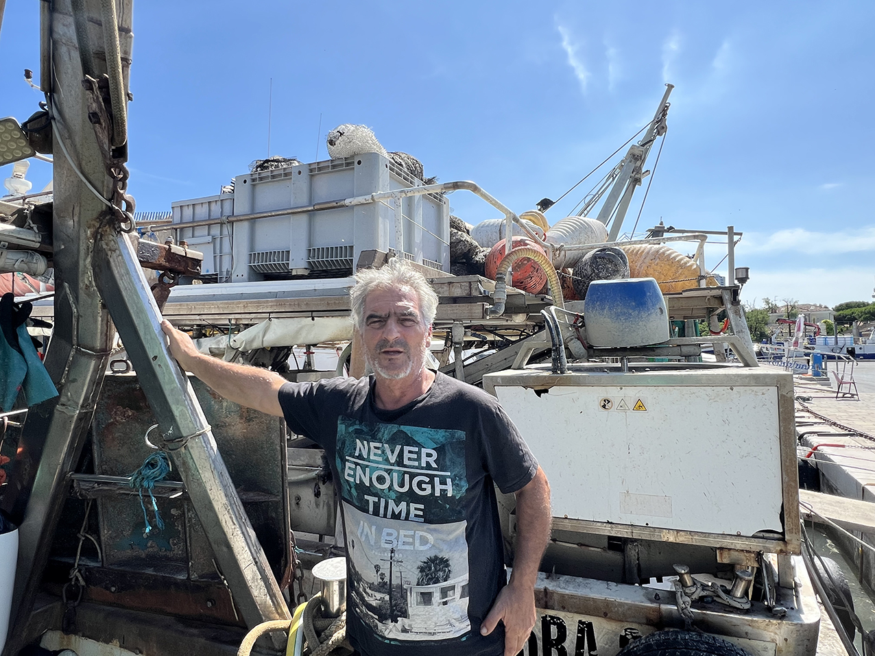 Massimo Bottacchiari, pescatore di Cesenatico, sulla sua barca - Foto M. Abbà