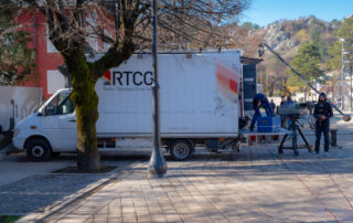Camion e troupe televisiva della RTCG