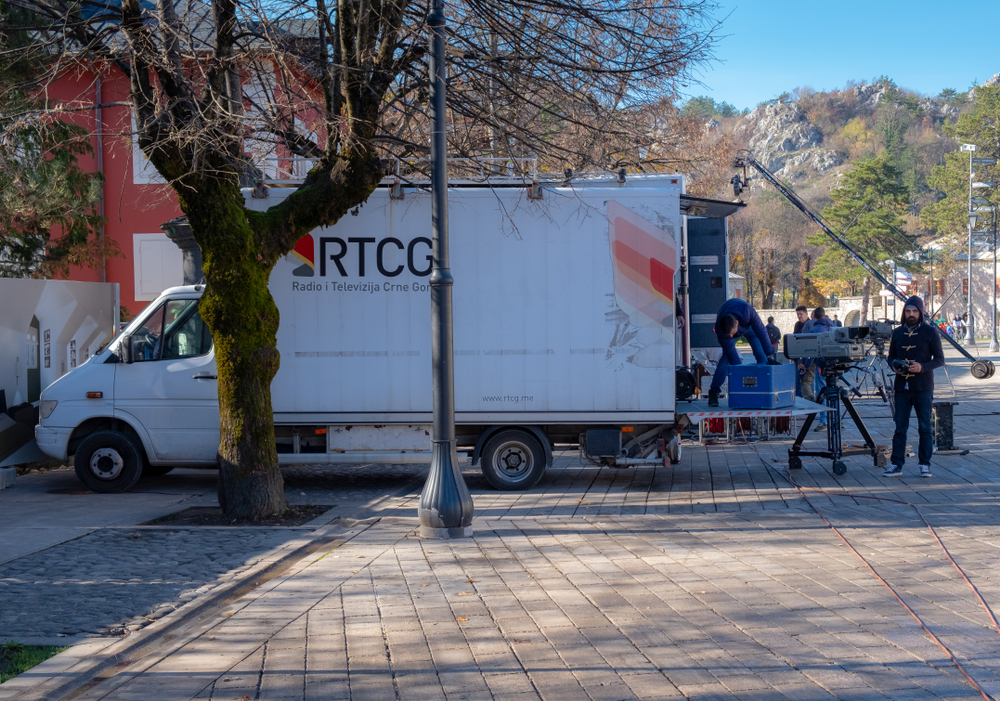 Camion e troupe televisiva della RTCG