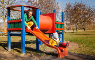 Papà e figlio in un parco giochi di Zagabria © Paul Prescott / Shutterstock