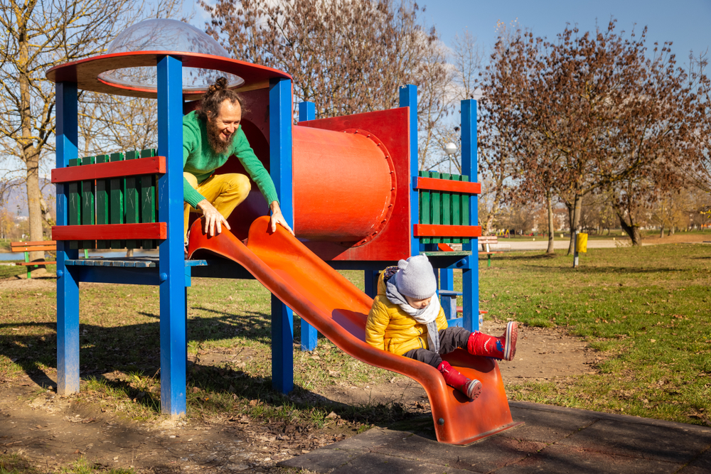 shutterstock_1304565589 Papà e figlio in un parco giochi di Zagabria © Paul Prescott / Shutterstock