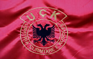 Bandiera UÇK - © Attila JANDI/Shutterstock