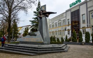 Rivne, Ucraina, monumento a Klym Savur, comandante dell'armata ribelle ucraina in Volinia - © weha/Shutterstock