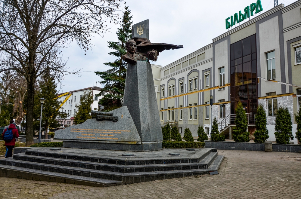 Rivne, Ucraina, monumento a Klym Savur, comandante dell'armata ribelle ucraina in Volinia - © weha/Shutterstock
