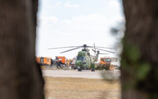 Elicottero militare Puma parcheggiato sulla pista presso la base aerea Mihail Kogălniceanu, Romania. © Cristi Dangeorge/Shutterstock