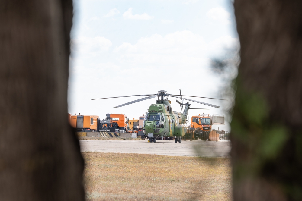 Elicottero militare Puma parcheggiato sulla pista presso la base aerea Mihail Kogălniceanu, Romania. © Cristi Dangeorge/Shutterstock