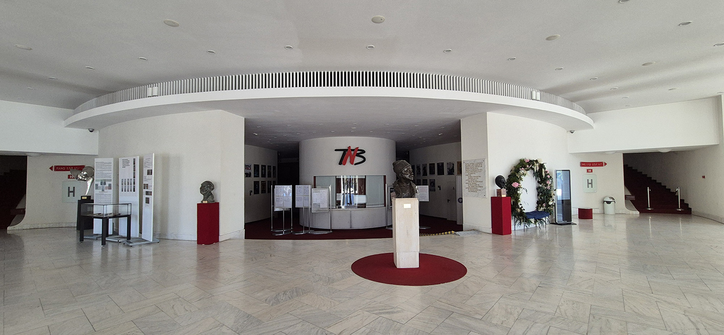 Ingresso del Teatro nazionale di Bucarest, Romania - Foto O. Dumbrava