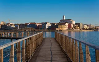 Lesina, il ponte di legno sul lago verso l'isola di San Clemente © Francesca Sciarra / Shutterstock