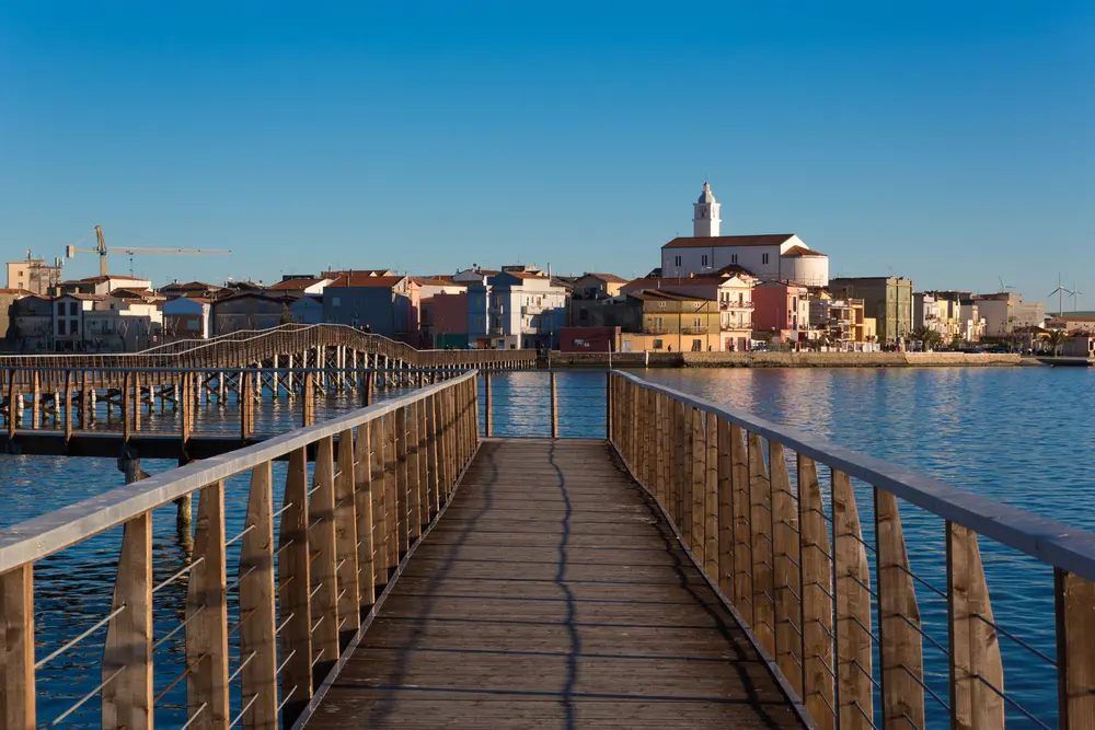 Lesina, il ponte di legno sul lago verso l’isola di San Clemente © Francesca Sciarra / Shutterstock Lesina, il ponte di legno sul lago verso l'isola di San Clemente © Francesca Sciarra / Shutterstock