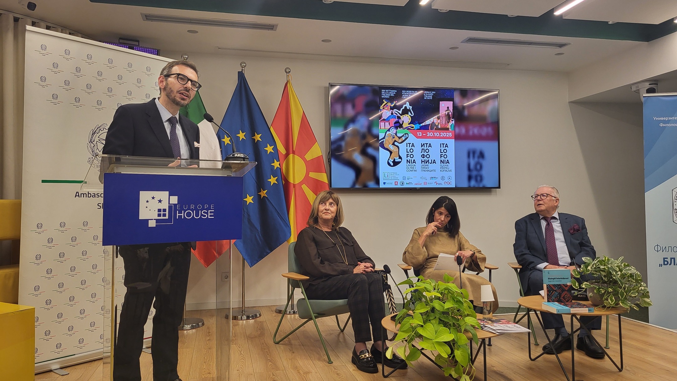Durante la presentazione dei Dialoghi interletterari a Skopje, Macedonia del Nord - foto. D. Zandel