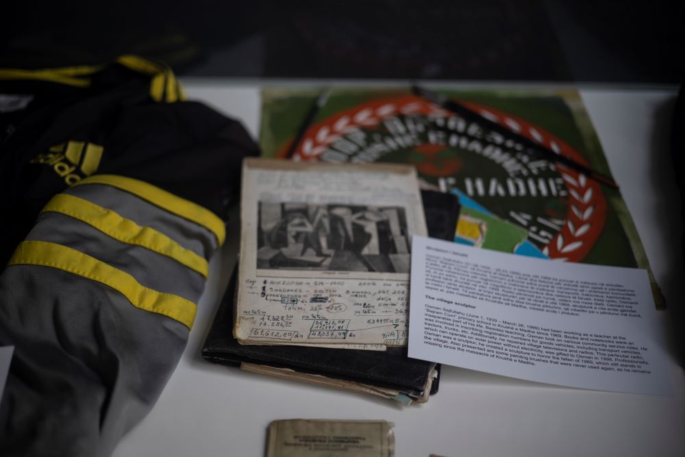 Reperti in mostra al museo del massacro di Krushë e Madhe