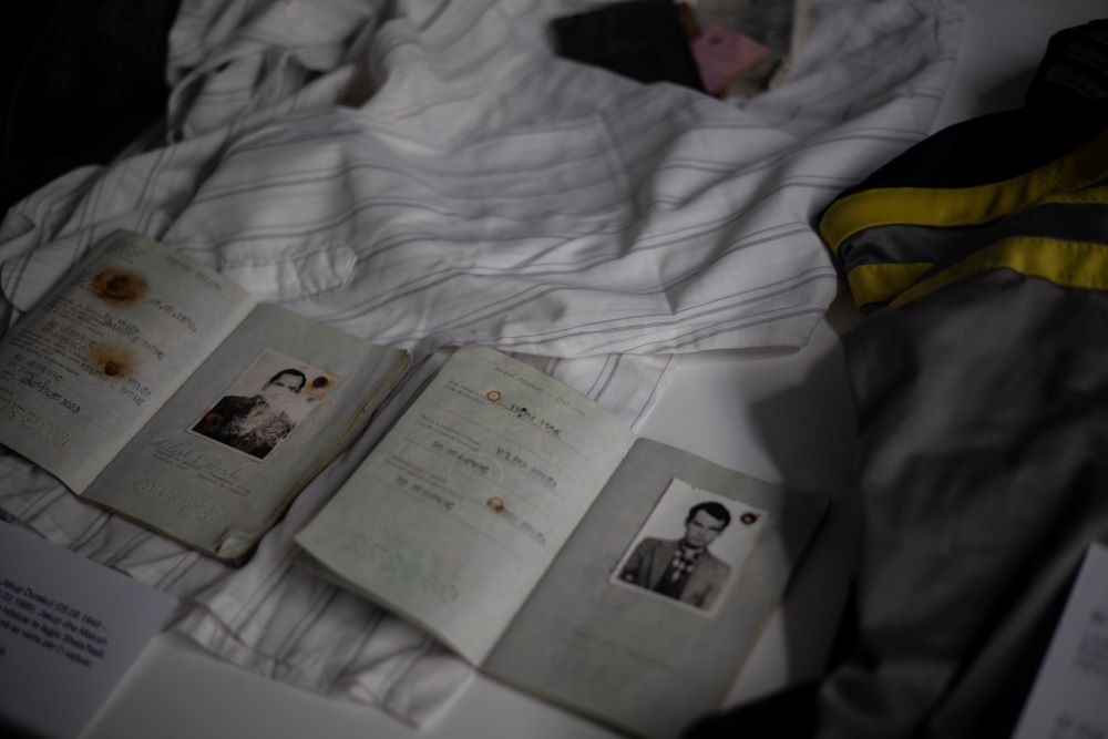 Reperti in mostra al museo del massacro di Krushë e Madhe