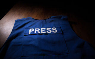 Giubbotto con scritta "stampa"