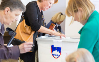 Slovenia, persone al voto © Matej Kastelic/Shutterstock
