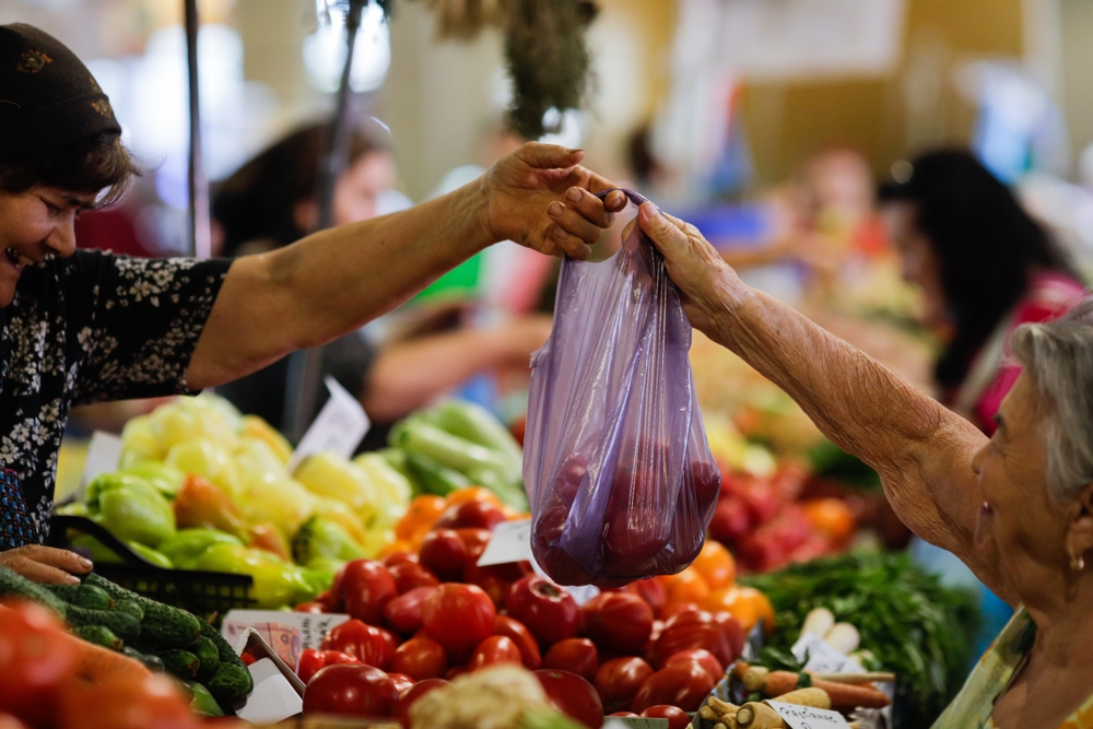 Bucharest,,Romania,-,August,4,,2022:,Shallow,Depth,Of,Field Mercato di piazza Obor, Bucarest, Romania © Mircea Moira/Shutterstock