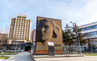 Monumento in memoria delle donne vittime di violenza durante la guerra in Kosovo a Pristina