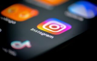 Icona di Instagram su smartphone © Shutterstock