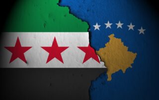 Bandiere di Siria e Kosovo © hapelinium/Shutterstock
