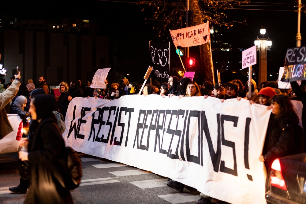 Tbilisi, Georgia, Durante una manifestazione del 2024 © Valeria Petrova/Shutterstock Tbilisi, Georgia, Durante una manifestazione del 2024 © Valeria Petrova/Shutterstock