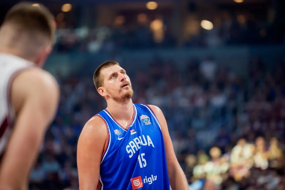 Nikola Jokić con la nazionale serba © Gints Ivuskans/Shutterstock
