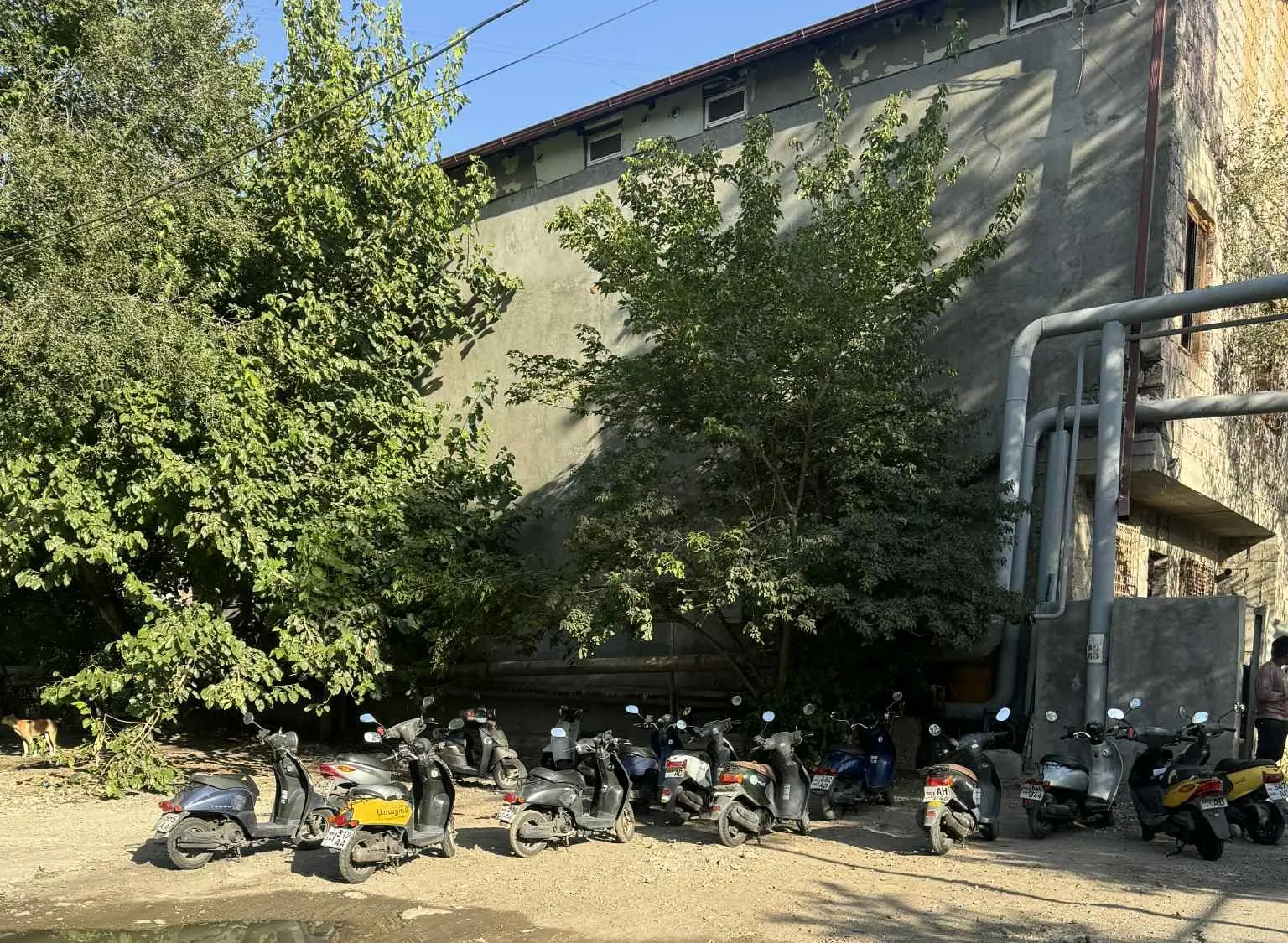 Yerevan, Armenia. I motorini dei riders parcheggiati fuori casa - Foto A. Avetisyan