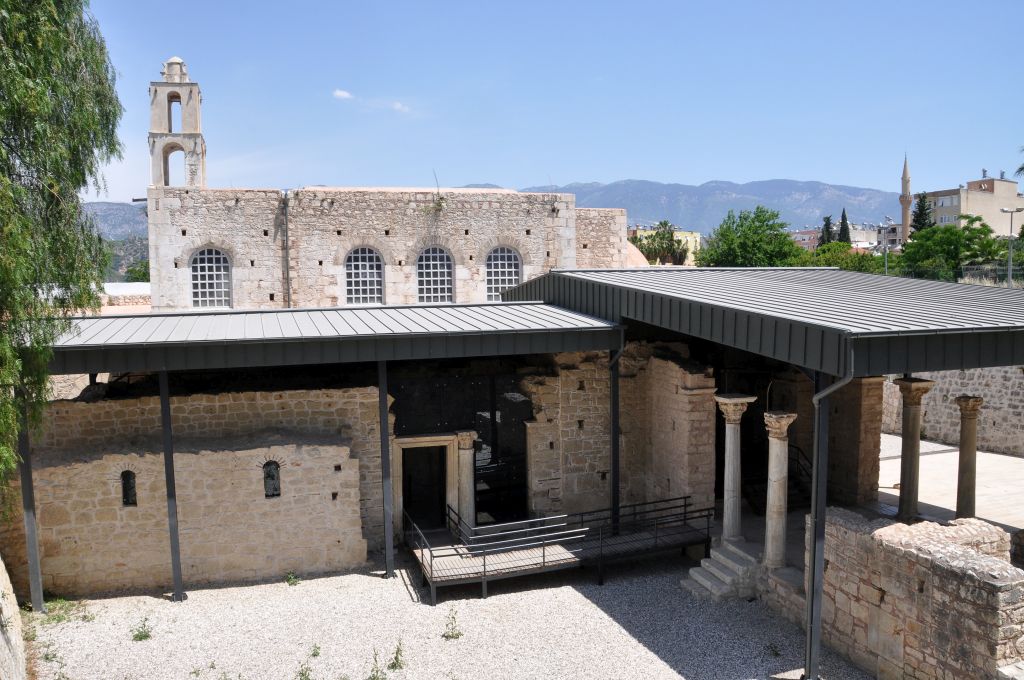 L'accesso odierno e il corpo principale della basilica di San Nicola a Myra, collocati ad un livello inferiore rispetto al piano della attuale città - Foto F. Polacco