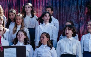 Una scena del film "Ida who sang so badly even the dead rose up and joined her in song"