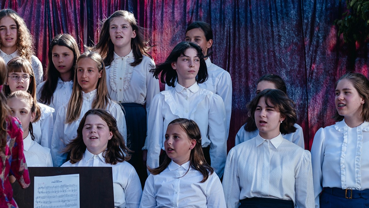 OFF_Ida-Who-Sang-So-Badly-Even-The-Dead-Rose-Up-and-Joined-Her-In-Song_03 Una scena del film "Ida who sang so badly even the dead rose up and joined her in song"