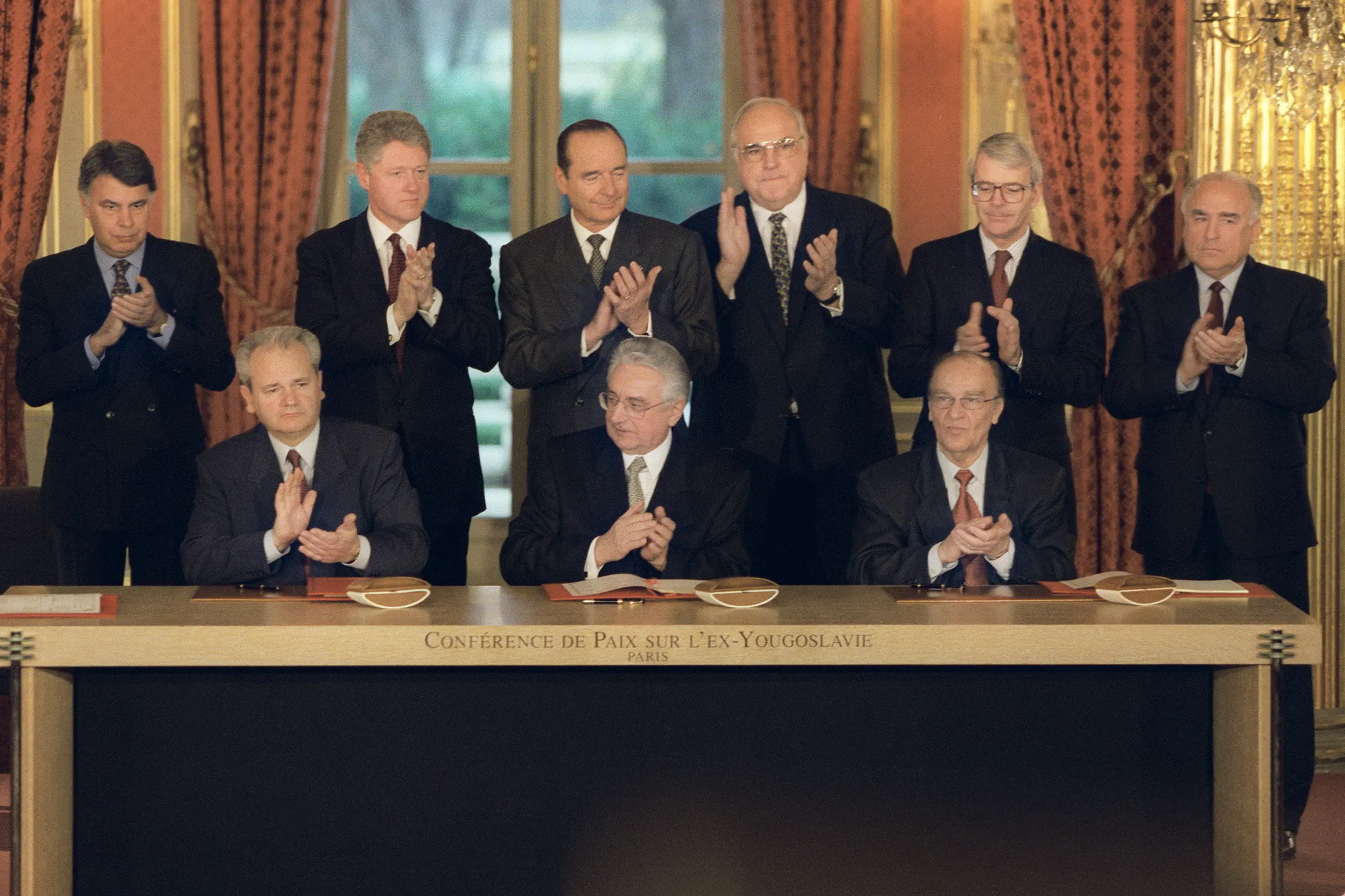 Parigi, dicembre 1995. Durante la firma dell'Accordo di Dayton - Foto dominio pubblico