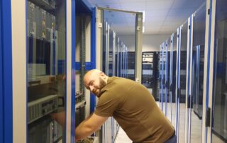 Davor Kedačić, il responsabile dell’hardware farm TTTech di Osijek. Foto: Giovanni Vale