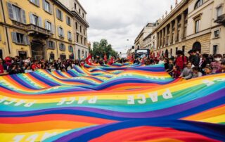 Bandiere della pace durante una manifestazione civica © Shutterstock