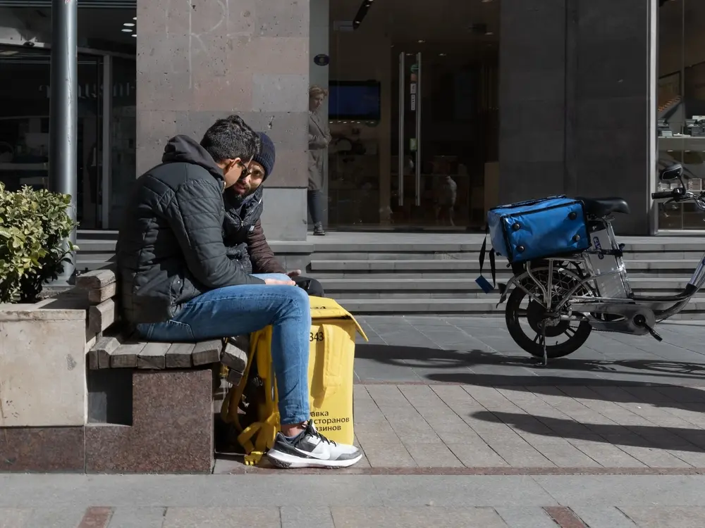 Due riders a Yerevan, Armenia © Zuykov Photography/Shutterstock