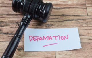 Scritta "diffamazione" © Shutterstock