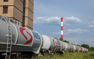 Treno merci con cisterne della NIS, Belgrado Serbia © BalkansCat/Shutterstock