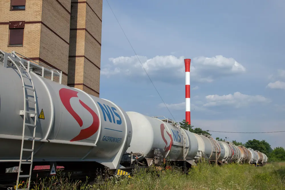 Treno merci con cisterne della NIS, Belgrado Serbia © BalkansCat/Shutterstock