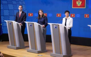 Il premier montenegrino Milojko Spajić, la ministra per gli Affari europei della Danimarca, Marie Bjerre, la commissaria per l’Allargamento Marta Kos - Foto © Unione europea