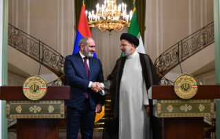 Il Primo ministro armeno Nikol Pashinyan assieme all'allora presidente dell'Iran Ebrahim Raisi durante un bilaterale a Teheran nel 2022 © The Office to the Prime Minister of the Republic of Armenia