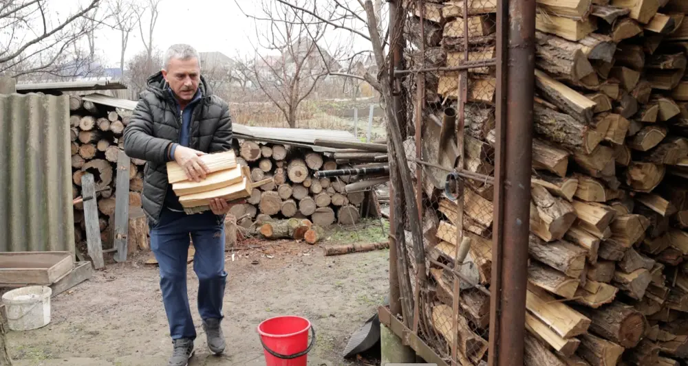 Vitalie fuori dalla sua abitazione