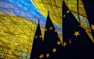 Bandiera ucraina con bandiere UE - Foto Consiglio UE