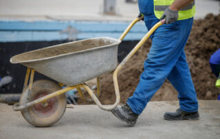 Bucarest, Romania, lavoratore edile © Mircea Moira/Shuttesrtock