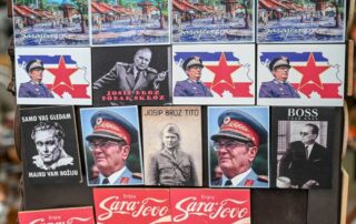 Sarajevo, BiH, maggio 2023: souvenir con l'immagine di Josip Broz Tito nel negozio di souvenir © Ajdin Kamber/Shutterstock