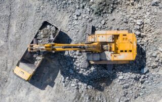 Escavatore in una miniera di cromo © demirbaslperen/Shutterstock