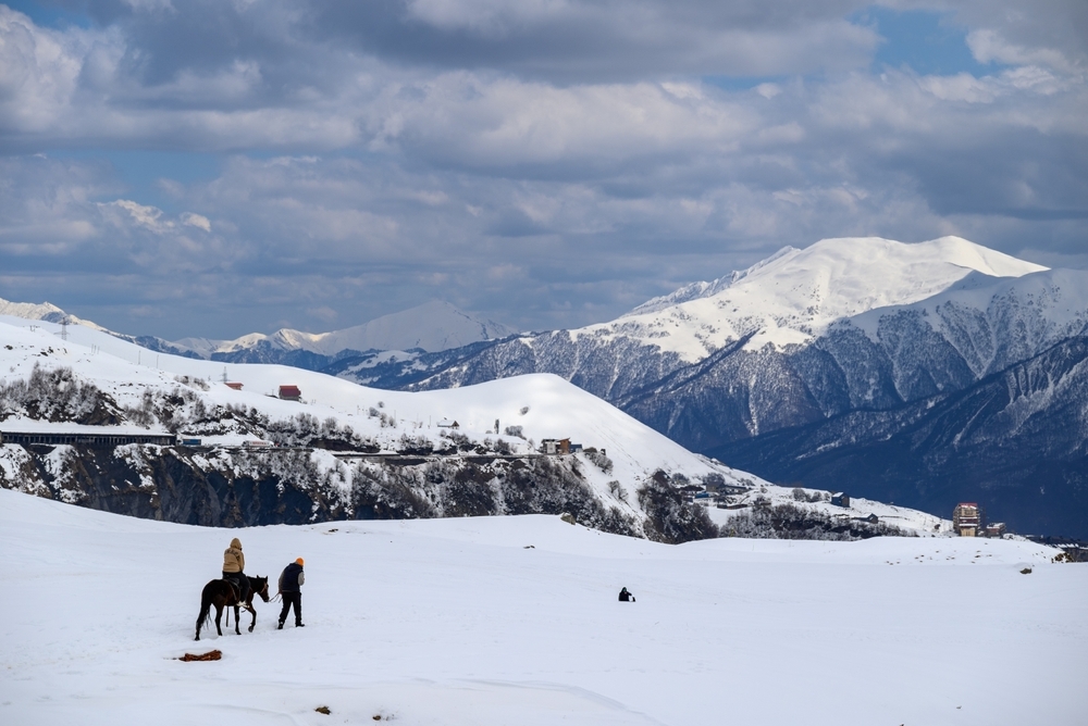 Le montagne innevate lungo la Strada militare georgiana, tra Tbilisi (Georgia) e Vladikavkaz (Russia) © Mirko Kuzmanovic/Shutterstock