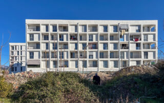 Gjin Nikolli cammina sulle rovine della sua casa, di fronte al nuovo complesso del Tirana Riverside | Foto Francesca Barca