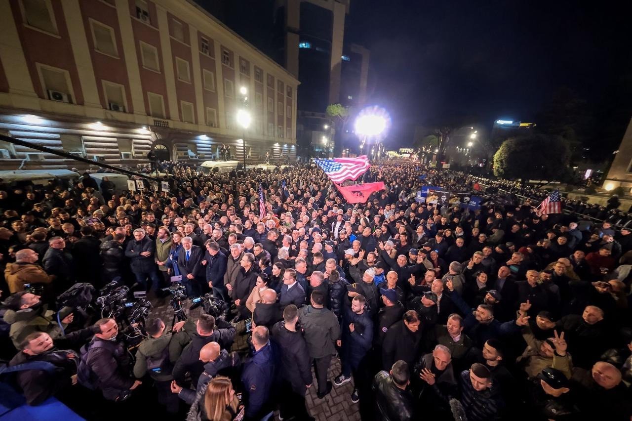Partito democratico di Sali Berisha durante una protesta a Tirana, Albania - Foto Partito democratico