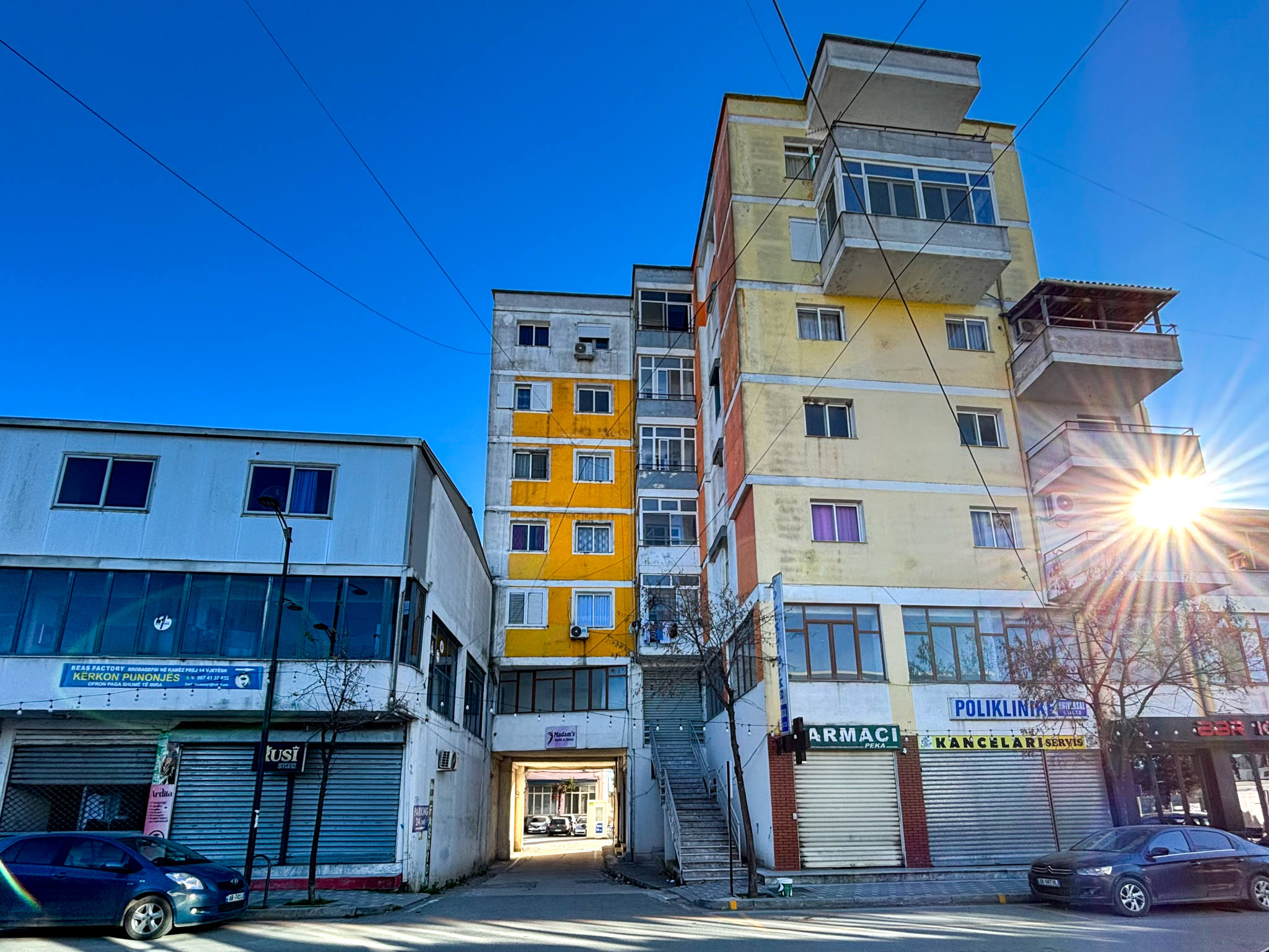 Palazzine in una via di Kamza