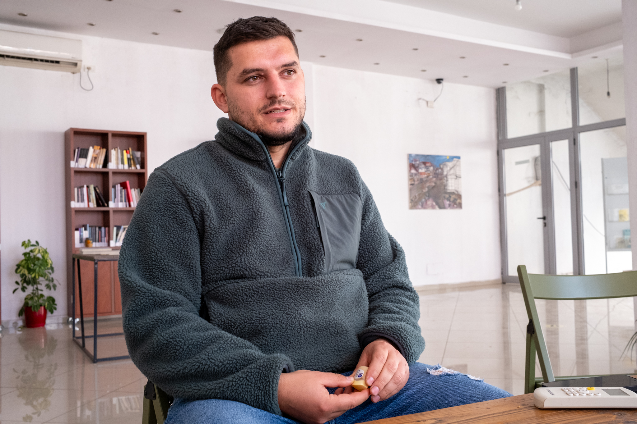 Ronald Qema nella sede di ATA, dicembre 2025 | Foto: ©Federico Caruso